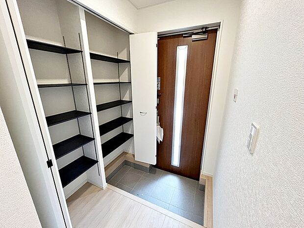 【シューズボックス】 玄関は清潔感のある空間にしたいもの。ご家族が多いご家庭には便利なたっぷり収納できます。備え付けのシューズボックスなので玄関ホールとも馴染んでとてもスッキリ!