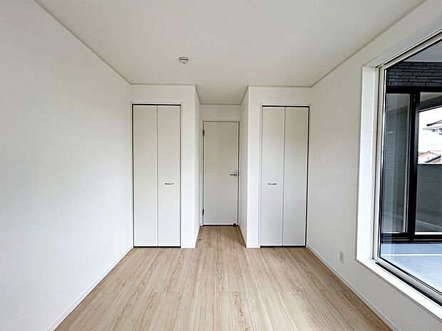 【洋室5.7帖】 お子様の一人部屋として使いやすい広さの居室で、成長に合わせて長くご利用いただけます。クローゼット付きで収納もしやすく、自然とお片付けの習慣が身につきやすい環境です!