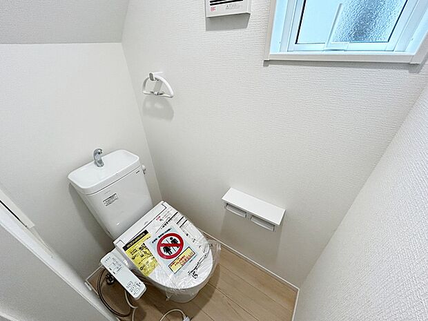 【トイレ】 1階・2階ともにシャワー機能付きトイレを設置しています。小窓付きのため換気もしやすく、空気の入れ替えがスムーズに行えるのもポイント。