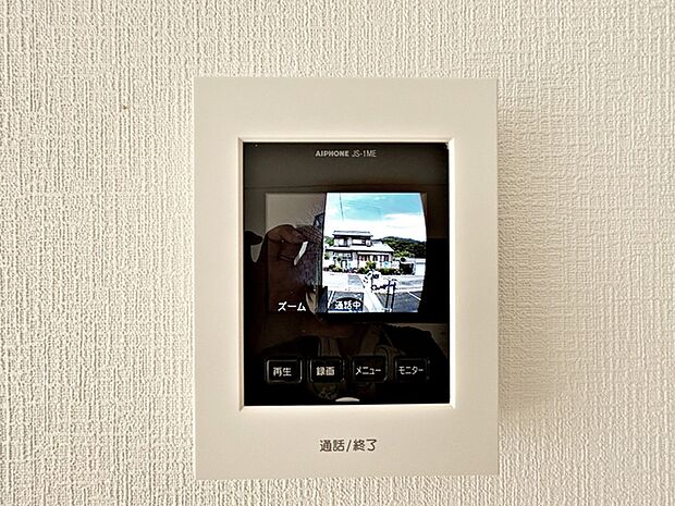 【TVモニター付インターホン】 玄関まで行かずに室内から来客確認ができるため、手が離せない時でも応対ができます。家事中や作業中でもそのまま対応でき、移動の手間を減らしながら来客対応が行えます。