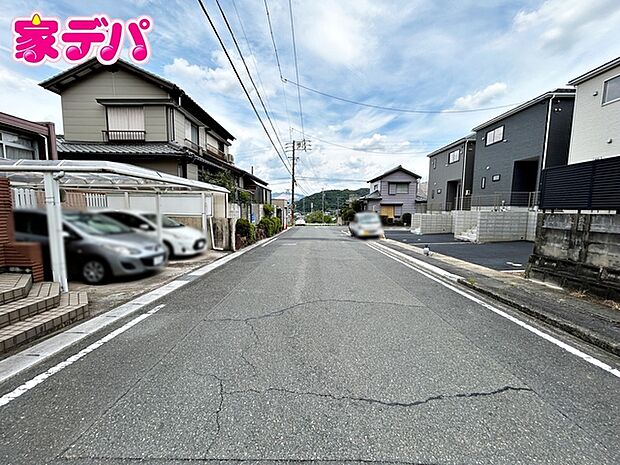 前面道路:北西側約8m幅 前面道路はゆとりの約8m!車通りも比較的少なく、落ち着いた住環境が魅力です。