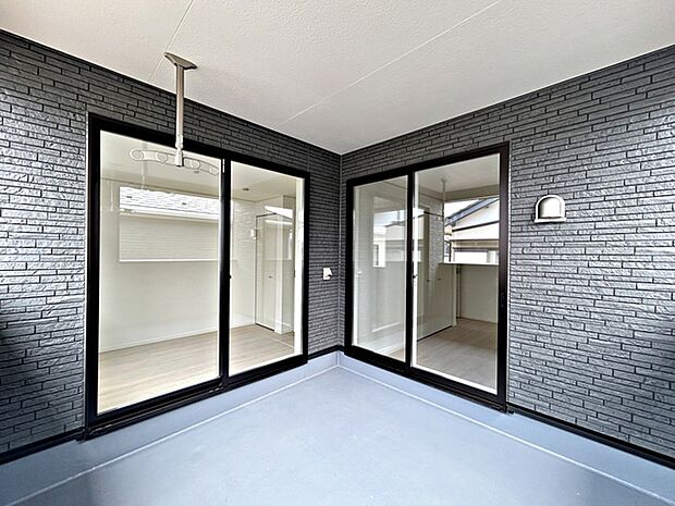 【バルコニー】 2部屋からアクセス可能なインナーバルコニーです。急な雨の日でも洗濯物が濡れにくく、安心してお使いいただけます。