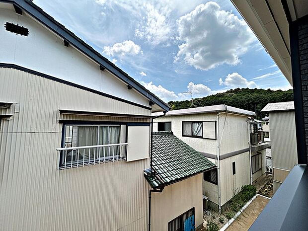 バルコニーからは閑静な街並みを望むことができ、外の空気を感じながら過ごせるスペースです。日常の中で外の景色を眺めることで気分転換もしやすく、ほどよい開放感も感じられます。
