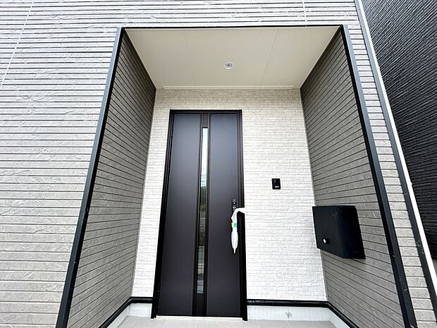 【玄関】 雨の日でも出入りの際に濡れにくい玄関ポーチです。玄関前で傘を開いたり閉じたりしやすく、荷物が多い日でも落ち着いて出入りできます。毎日の暮らしを快適にしてくれる、うれしいポイントです。