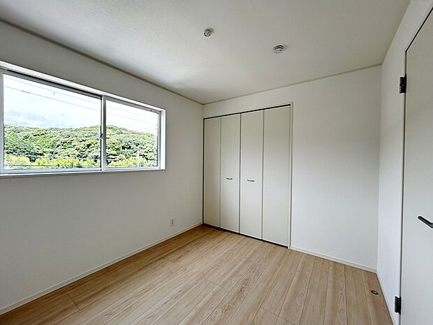 【洋室5.2帖】 お子様の一人部屋として使いやすい広さの居室で、成長に合わせて長くご利用いただけます。クローゼット付きで収納もしやすく、自然とお片付けの習慣が身につきやすい環境です!