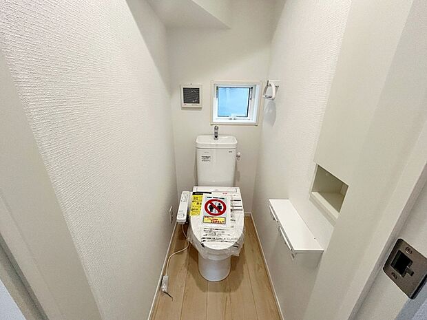 【1階トイレ】 窓が設けられており、自然の風や日差しを取り入れやすいトイレが1・2階に設置されています。