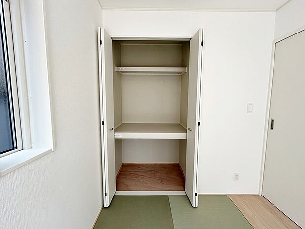和室には押入があり、座布団やお布団などの奥行のある物の収納などに大活躍!ちょっとした着替えやお子様のお昼寝用具・おもちゃなどを収納するのにも便利な和室収納です。