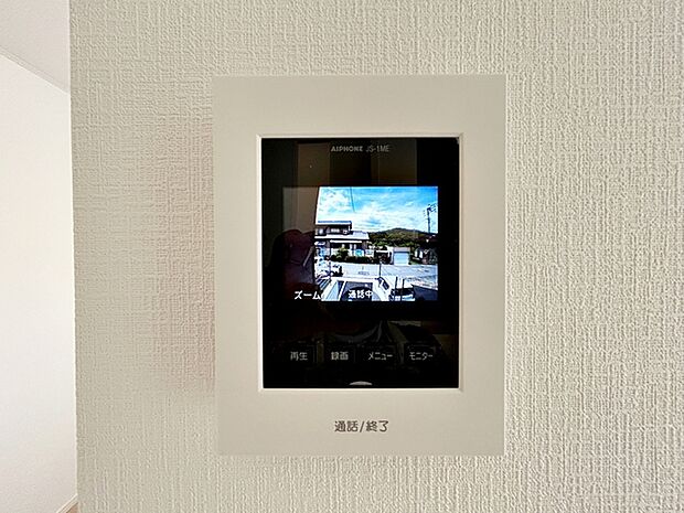 【TVモニター付きインターホン】 玄関まで行かずに室内から来客確認ができるため、手が離せない時でも応対ができます。家事中や作業中でもそのまま対応でき、移動の手間を減らしながら来客対応が行えます。