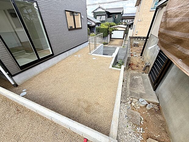 ハーブやお花を植えてガーデニングを楽しんだり、お気に入りの植物を育てたりと、使い方は自由自在。季節ごとの彩りを楽しみながら、自分らしいお庭づくりができる、暮らしの楽しみが広がるスペースです。