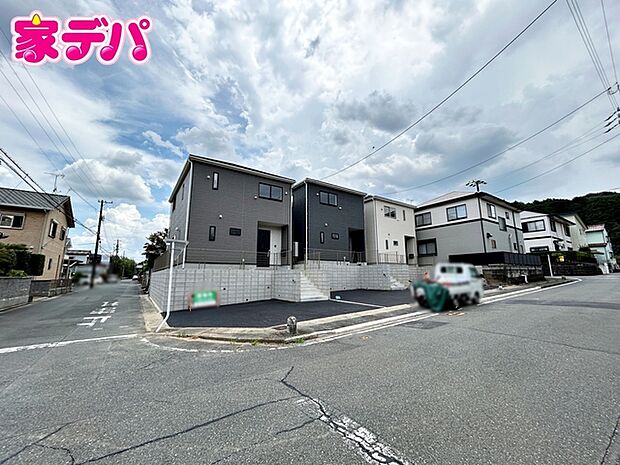 前面道路:北西側約8m幅、南東側約5.9m幅。角地の為日当たり良好です。前面道路は、車の通行や駐車もゆとりを持って行える広さです。
