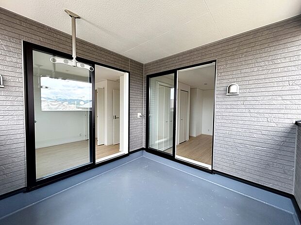 【バルコニー】 2部屋からアクセス可能なインナーバルコニーです。急な雨の日でも洗濯物が濡れにくく、安心してお使いいただけます。