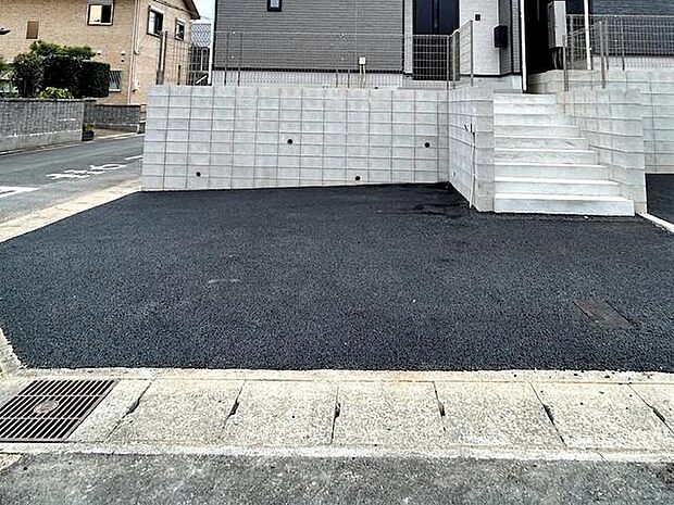 駐車場は並列で2台駐車可能です。しっかり舗装された駐車場なので、車の出し入れはもちろん、乗り降りや荷物の積み下ろしもスムーズ。雨上がりでも足元が悪くなりにくく、毎日気持ちよく使える駐車スペースです。