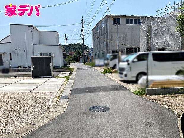 前面は車通りの少ない道路。お車の出し入れが苦手な方も安心ですね。