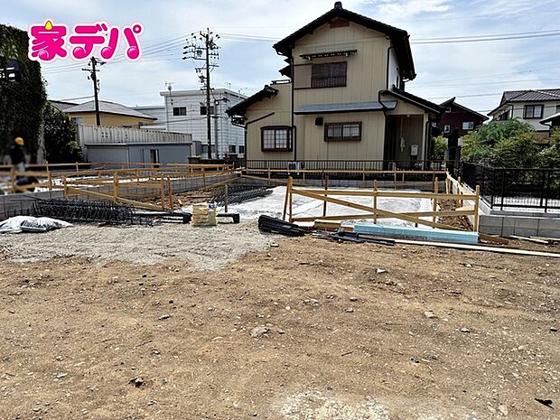 基礎工事中です。ご見学希望のお客様につきましては同型同仕様の物件にご案内いたします。当日のご連絡でも対応いたします。お気軽に『家デパ』までお問い合わせ下さい!経験豊富なスタッフが対応いたします。