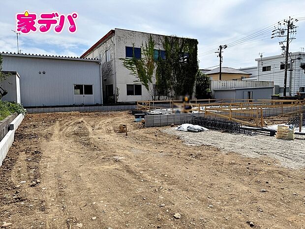 基礎工事中です。ご見学希望のお客様につきましては同型同仕様の物件にご案内いたします。当日のご連絡でも対応いたします。お気軽に『家デパ』までお問い合わせ下さい!経験豊富なスタッフが対応いたします。