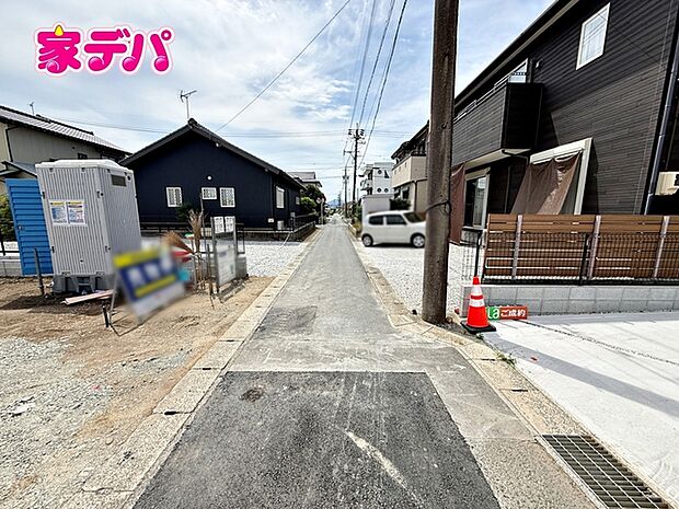 静かな住宅街で車通りも比較的少なく、毎日の車の出し入れもスムーズ。駐車や切り返しもしやすく、ゆとりを持って運転できるので、毎日快適にお使いいただけます。 