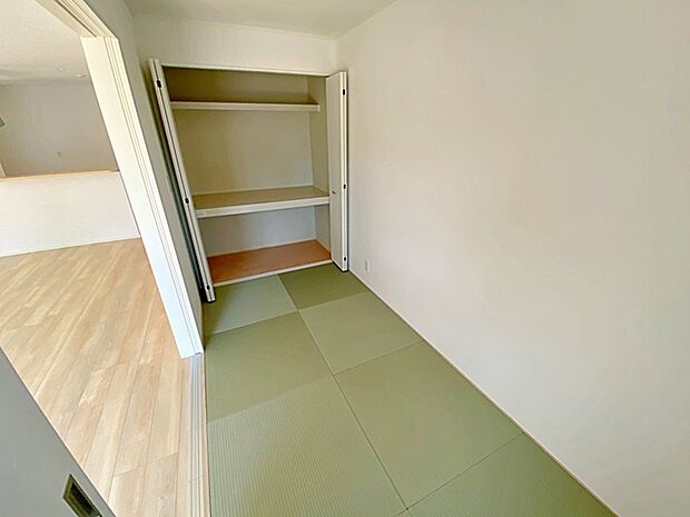 【施行例】 リビングと一体で使えるタタミコーナーで、空間に広がりを感じながらくつろげます。