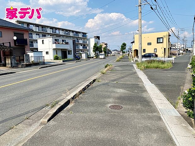 前面道路は公道で、幅員約16mのゆとりある広さがあります。車同士のすれ違いや駐車時の切り返しもスムーズに行え、毎日の駐車やお出かけもらくらく。運転が苦手な方でもゆとりを持って出入りしやすい道路幅です。