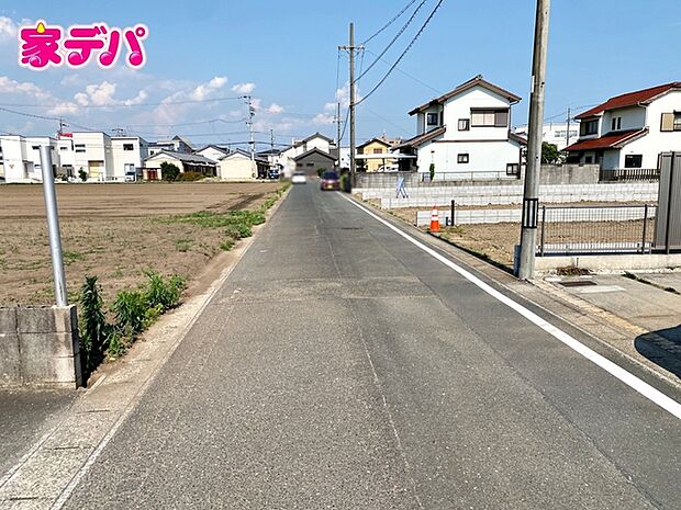 前面道路は幅員約5mとゆとりがあり、車の出し入れや駐車もスムーズに行えます。見通しも良く、毎日のお出かけやお買い物も快適。運転が苦手な方でも落ち着いて車を扱いやすく、安心して暮らせる住環境です。