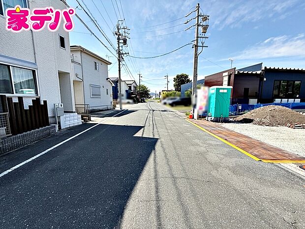 前面道路は公道で、幅員約8mのゆとりある広さがあります。車同士のすれ違いや駐車時の切り返しもスムーズに行え、毎日の駐車やお出かけもらくらく。運転が苦手な方でもゆとりを持って出入りしやすい道路幅です。