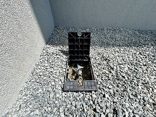 散水栓があるので、お庭の水やりや洗車、外まわりのお掃除もスムーズ。夏にはお子様の水遊びにも活用でき、屋外でのさまざまなシーンで便利に使える、うれしい設備です。