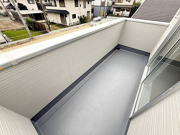 【バルコニー】 陽当たりの良いバルコニーで、晴れた日には洗濯物も気持ちよく乾きます。日中は明るい日差しが差し込み、外干しに使いやすいスペースです。