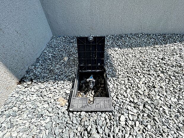 散水栓があるので、お庭の水やりや洗車、外まわりのお掃除もスムーズ。夏にはお子様の水遊びにも活用でき、屋外でのさまざまなシーンで便利に使える、うれしい設備です。