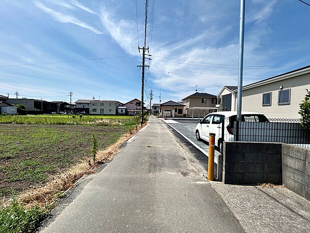 前面道路:東側約2.6m幅(セットバックあり)。前面道路は車通りが少なく、落ち着いた住環境が魅力です。お子様も安心して過ごしやすく、車の出入りや歩行もしやすい環境です。