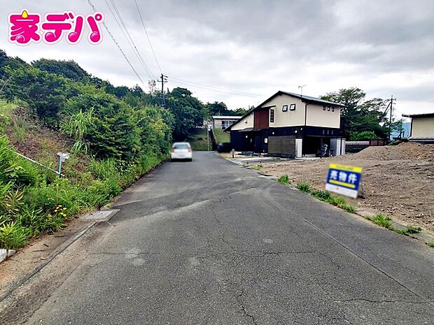 静かな住宅街で車通りも比較的少なく、毎日の車の出し入れもスムーズ。駐車や切り返しもしやすく、ゆとりを持って運転できるので、毎日快適にお使いいただけます。