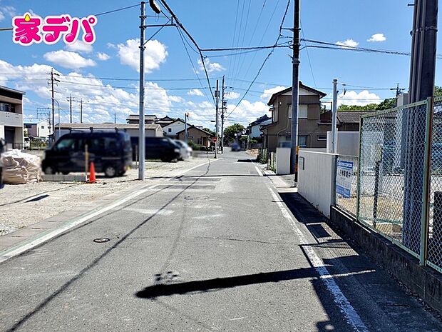 前面道路:南東側約5.3m幅