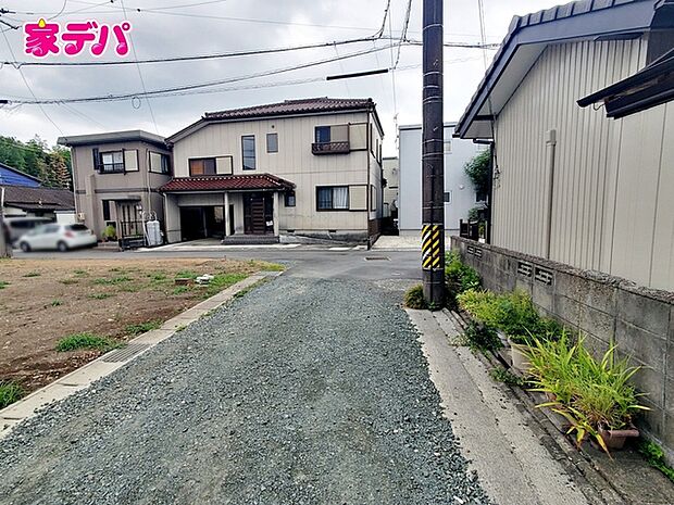 前面は車通りの少ない道路なので、車の出し入れも落ち着いて行えます。駐車の際も周囲を確認しやすく、慌てずに操作できます。運転が苦手な方も安心の立地で、毎日の車移動も快適に行えます。