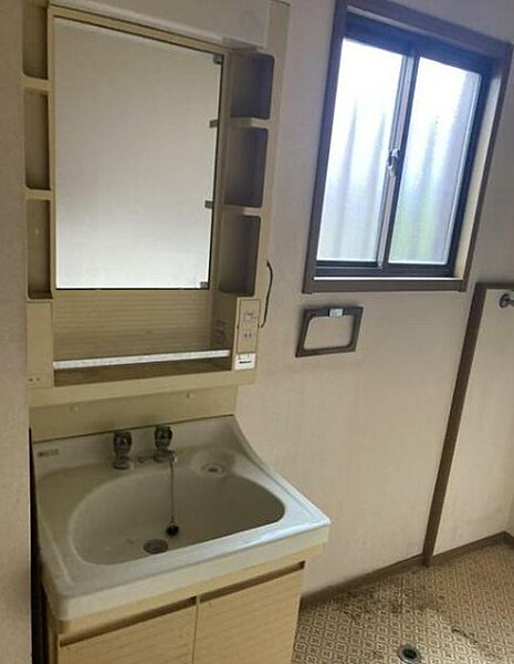 シャンプードレッサーはシンクが広く、洗髪や洗面がしやすい設計です。朝の忙しい時間帯でも身支度がスムーズに行えるため、日々の生活を快適にサポートしてくれる使い勝手の良い洗面スペースです。