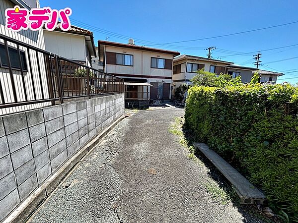 前面道路は車通りが少なく、落ち着いた住環境が魅力です。お子様も安心して過ごしやすく、車の出入りや歩行もしやすい環境です。現地では周辺の様子や道路の雰囲気もあわせてご確認いただけます。