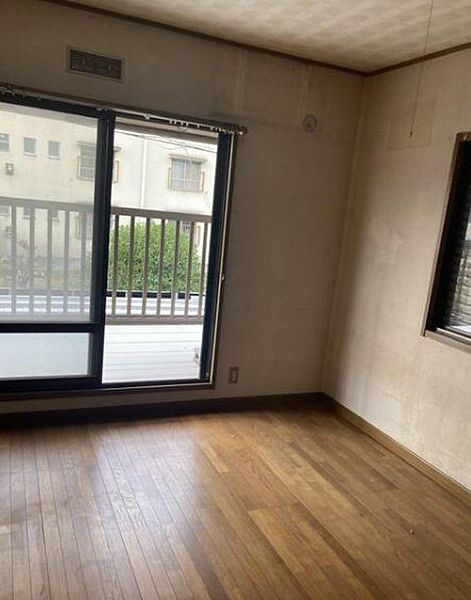 2面採光で、晴れの日の日中は自然光がしっかりと差し込み、明るく心地よい室内です。窓を開ければ風通しも良く、気持ちの良い風が入り込むため、日々の生活に快適さを感じられるお部屋です！