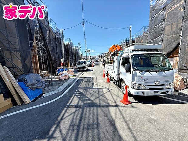 前面道路は公道で、車のすれ違いもらくらく広々6mの幅があります