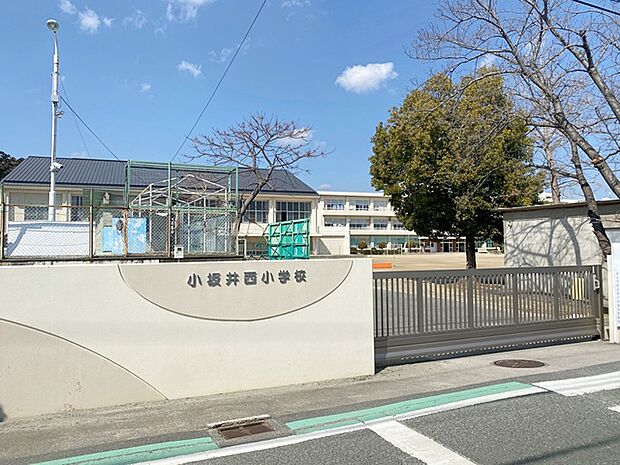 小坂井西小学校 小坂井西小学校まで徒歩約7分でお子様の通学も安心の立地。周辺は閑静な住宅地です。(540m)