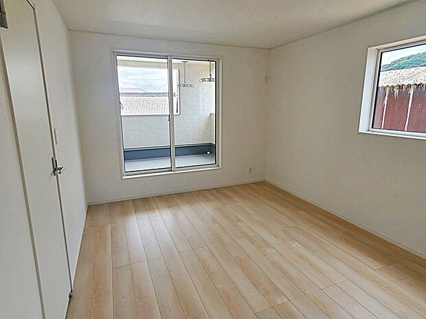【施工例】主寝室です。二面採光で明るく、風通しも良好です。ご夫婦のくつろぎの場所として最適です!