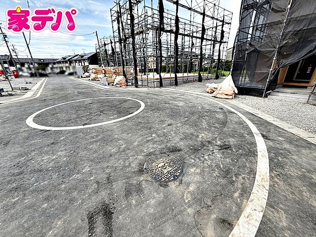 前面道路は公道で、車のすれ違いもらくらく広々6mの幅があります
