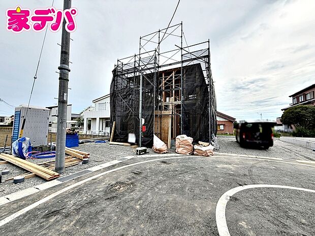 【6号棟】上棟しました! ・4SLDK ・LDK15.2帖、隣接和室4.5帖 ・全居室収納完備 ・テレワークルーム(納戸)2帖 ・2部屋からアクセスできるバルコニー ・防犯カメラ ・並列駐車場2台可