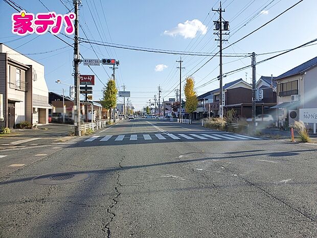 前面道路は公道で、幅員約23mのゆとりある広さがあります。車同士のすれ違いや駐車時の切り返しもスムーズに行え、毎日の駐車やお出かけもらくらく。運転が苦手な方でもゆとりを持って出入りしやすい道路幅です。