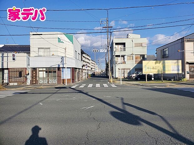 前面道路は幅員約5.9mとゆとりがあり、車の出し入れや駐車もスムーズに行えます。見通しも良く、毎日のお出かけやお買い物も快適。運転が苦手な方でも落ち着いて車を扱いやすく、安心して暮らせる住環境です。