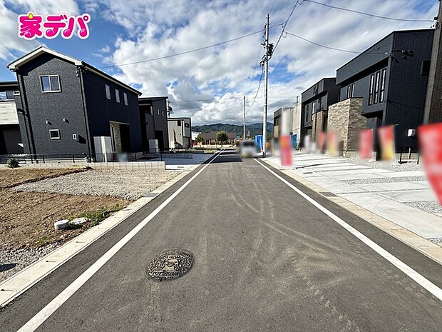 前面道路は、幅員約6ｍのゆとりある広さがあります。車同士のすれ違いや駐車時の切り返しもスムーズに行え、毎日の駐車やお出かけもらくらく。運転が苦手な方でもゆとりを持って出入りしやすい道路幅です。 