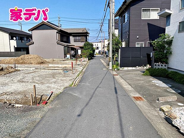 前面は車通りの少ない道路。お車の出し入れが苦手な方も安心ですね。 