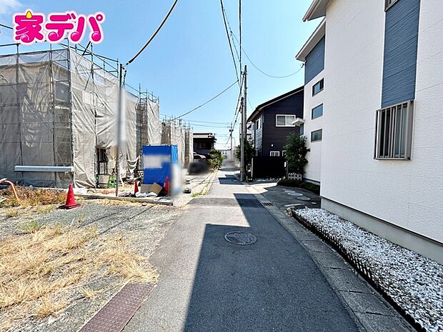 前面は車通りの少ない道路。お車の出し入れが苦手な方も安心ですね。 