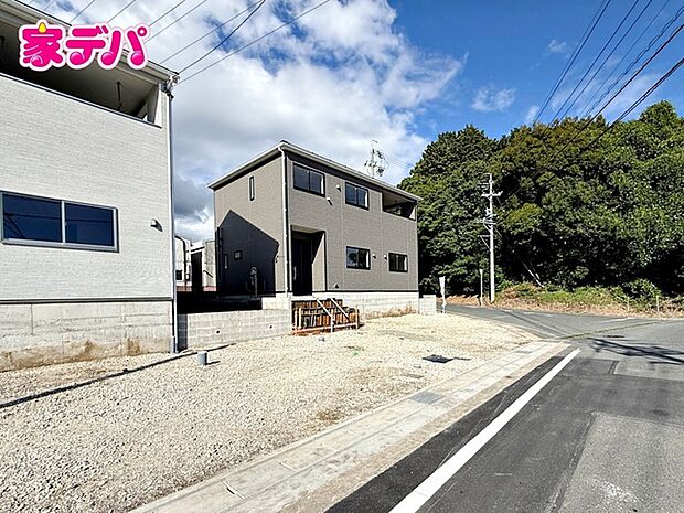 住宅ローンにご不安のあるお客様も、まずはお気軽にご相談下さい。お客様に最適な資金計画と金融機関をご案内いたします。