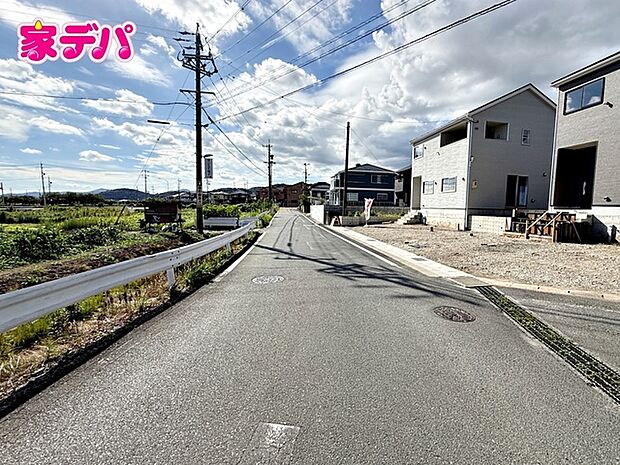 前面道路が約6ｍと広いので運転が苦手な方にも安心です 