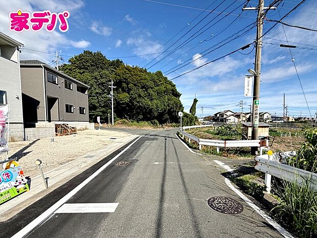 前面道路が約6ｍと広いので運転が苦手な方にも安心です 