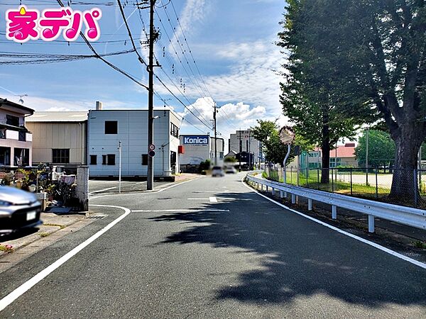 前面道路は見通しが良く、車の移動や駐車もスムーズに行えます。毎日の通勤やお買い物などのお出かけも快適で、ゆとりを持って車を出し入れできるのが魅力。運転が苦手な方でも安心してお使いいただけます。