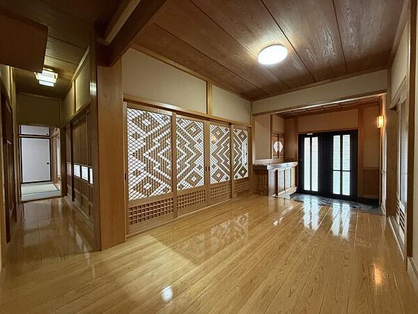 明るく開放感のある玄関で、来客時にも気持ちよく迎えられます。収納も豊富に備わっており、靴や傘、小物類などを整理しやすいため、玄関まわりをすっきりと保ちやすく、日々の出入りもスムーズに行えます！