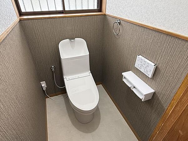 温水洗浄便座付きで、日常的に快適にお使いいただけるトイレです。窓があるため換気もしやすく、空気の入れ替えがスムーズに行えるのもポイント。清潔感を保ちやすく、毎日気持ちよく利用できる空間となっています。
